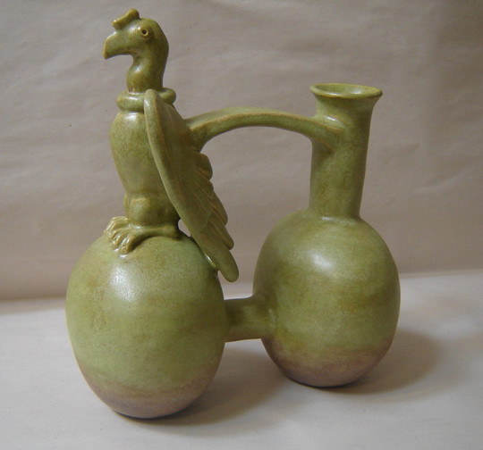 huaco verde con condor